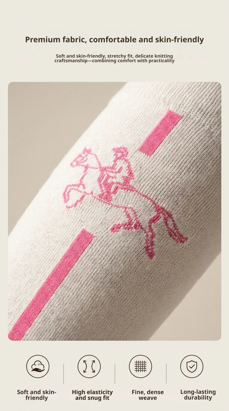 Detalje af strikken og ryttermotivet
