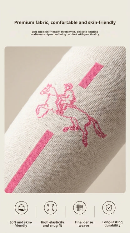Detalje af strikken og ryttermotivet